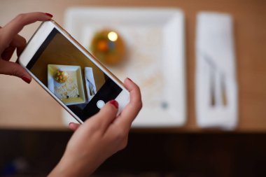 el ile hareket eden telefon fotoğraf çekmek için doğum günü pastası