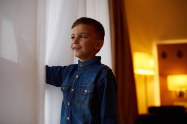 Pencere kapalı yakınındaki muzlu süt bardak ile küçük çocuk