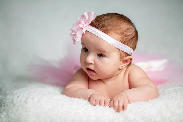 Bebé Recién Nacido Con Una Banda Rosa Cabeza Tutú —  Fotos de Stock