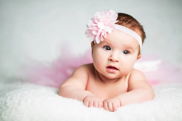 Bebé Recién Nacido Con Una Diadema Rosa Tutú —  Fotos de Stock