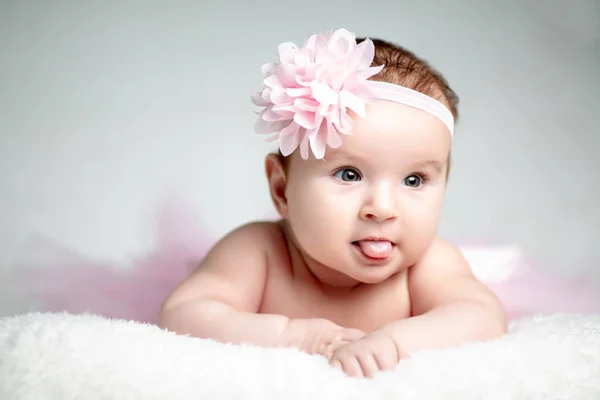 Encantadora Niña Muestra Lengua Arrastrándose Sobre Cama Una Falda —  Fotos de Stock