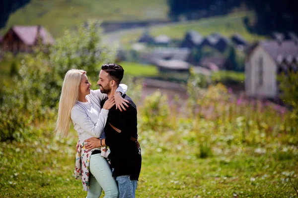 Aufnahme Eines Jungen Mannes Der Seine Schöne Freundin Auf Dem — Stockfoto