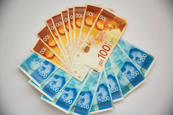 -İsrail para - arka plan İsrail para reçeteleri, 100 ve 200 şekel beyaz izole bir yığının dışarı Fanlı. Yeni İsrail Şekeli serisi C