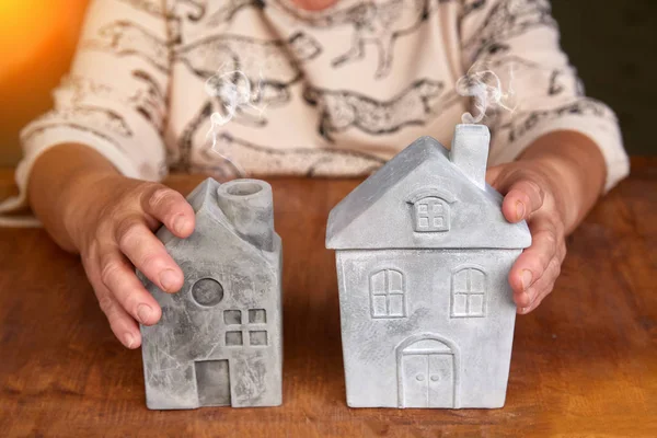 Femme Âgée Avec Modèle Maison Table Concept Soins Domicile — Photo