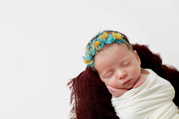 上記の甘い女の赤ちゃんかわいいリースの目は閉じたままで 平和的に白い背景の上に横たわっている間眠ってのショット — ストック写真