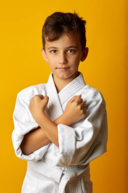 Kameraya bakarak beyaz kimono giyen ve el ele tutuşarak çok güzel kendine güvenen çocuk geçti 