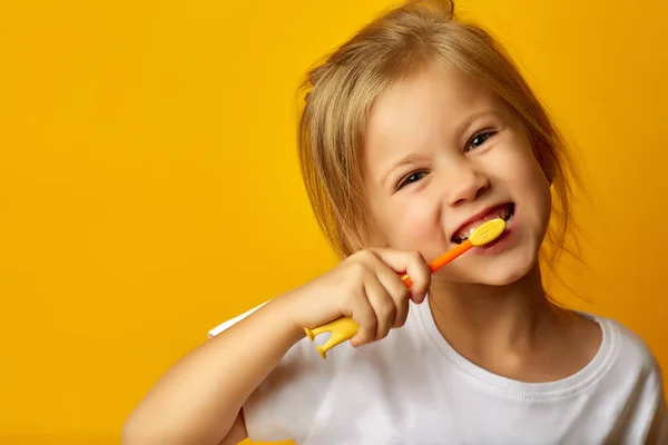 Charmante Petite Fille Shirt Blanc Nettoyer Les Dents Avec Brosse — Photo