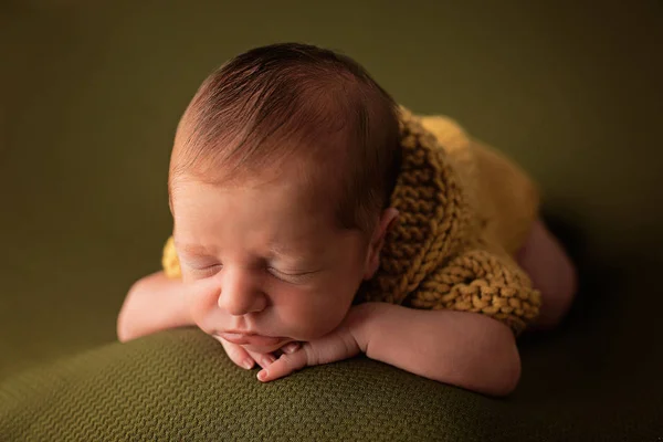 Primer Plano Del Pequeño Bebé Recién Nacido Acostado Suéter Amarillo —  Fotos de Stock