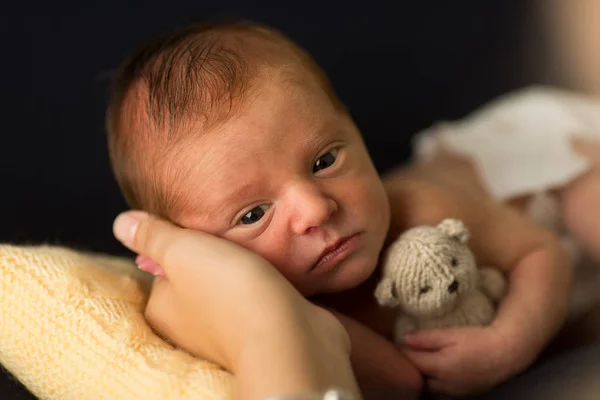魅力的な新生児グッズと優しく頬に触れる母のクローズ アップ — ストック写真