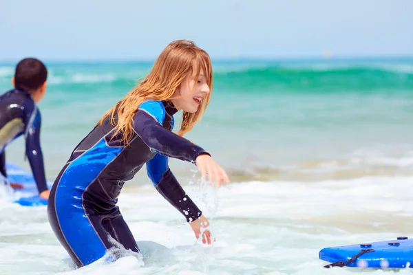 Teenager Mädchen Blau Lernen Surfen — Stockfoto