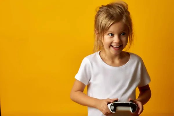 Video oyun oynarken heyecan küçük kız — Stok fotoğraf