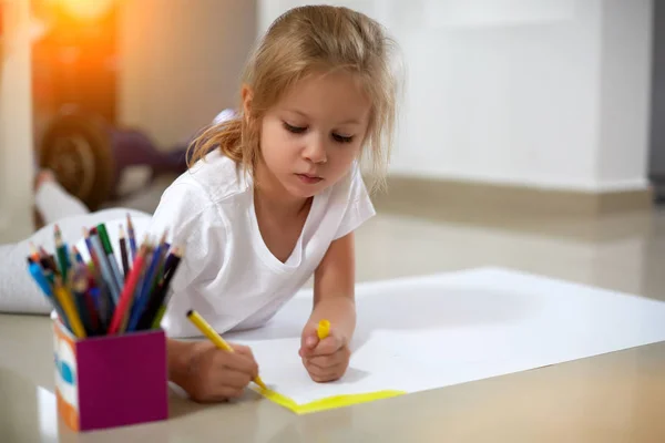 Dessin enfant mignon avec des crayons colorés — Photo