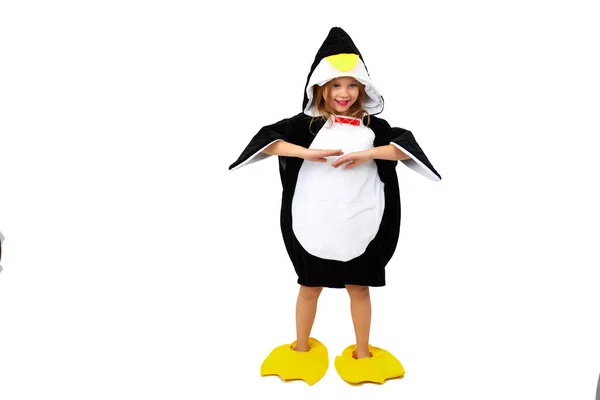 Menina em uma roupa de pinguim isolado no fundo branco — Fotografia de Stock