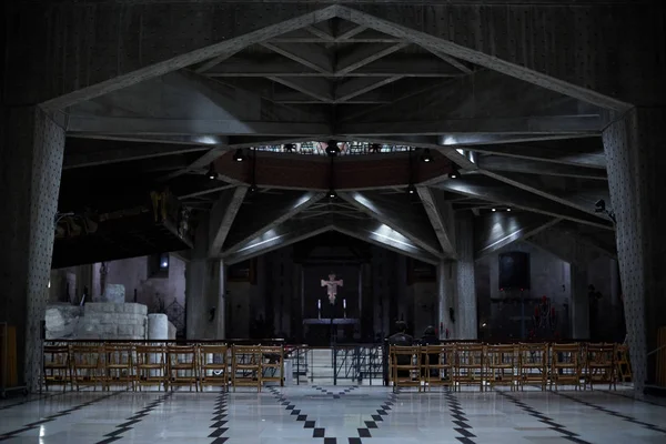 Incrível grande quarto escuro na igreja — Fotografia de Stock