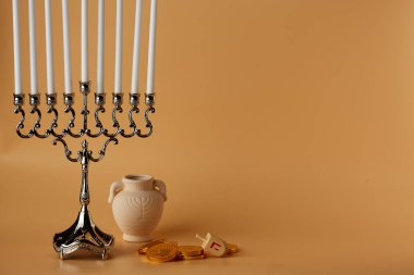 Yahudi tatil Hanukkah menorah ve ahşap topaç, sürahi, paralar ile görüntü