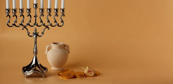 犹太节日光明节背景与门诺拉, 纺纱顶部, 硬币和水罐 — 图库照片