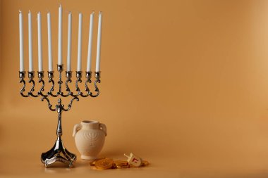 Yedi Kollu Şamdan şamdan ile tatil için sikke yığını