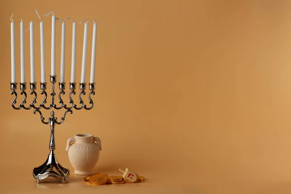 Símbolos Das Férias Judaicas Contexto Pêssego Hanukkah Jarro Velas Balas — Fotografia de Stock