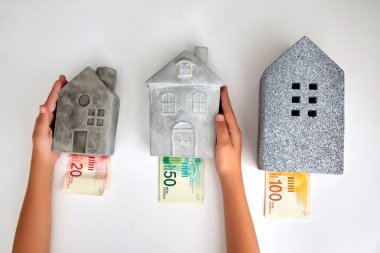 İsrail Yeni Şekeli yığını ile çocuk