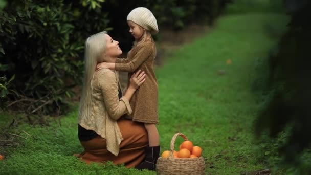 Mamá e hija en el jardín mandarina hd — Vídeo de stock