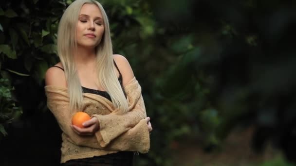 Hermosa mujer con cesta de fruta en huerto Full hd — Vídeo de stock