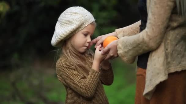 Ragazza felice con madre nel giardino verde hd completo — Video Stock