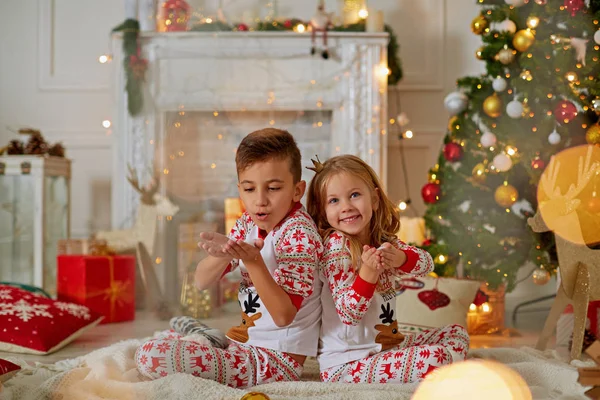 Adorável menina e menino no tempo de Natal — Fotografia de Stock