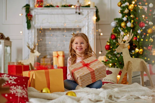 Menina feliz adorável com presentes no tempo de Natal — Fotografia de Stock