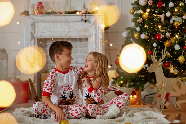 Adorável menina e menino no tempo de Natal — Fotografia de Stock
