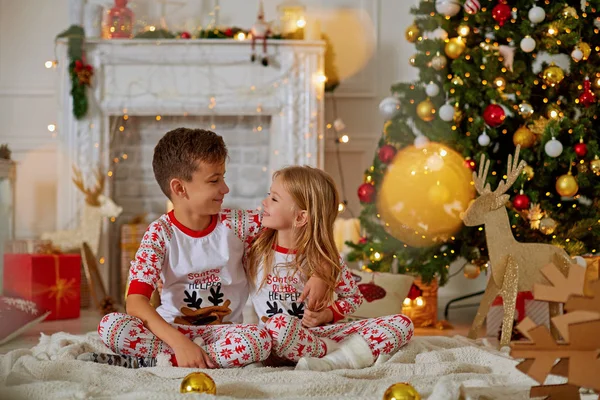 Adorável menina e menino no tempo de Natal — Fotografia de Stock