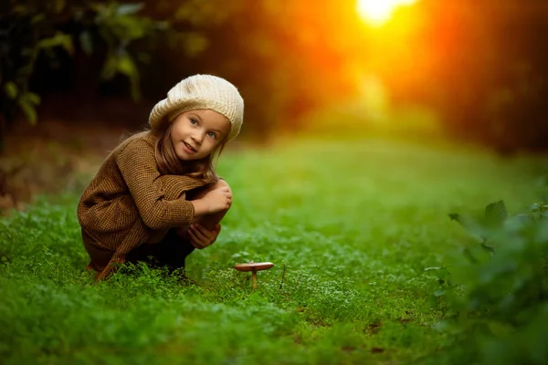 Adorable little girl hiking in the forest on summer day — Stock Photo, Image