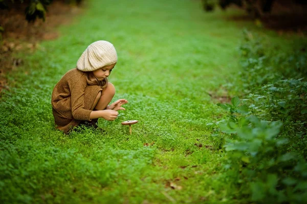 Dítě našel houby — Stock fotografie