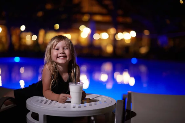 Niña con cóctel de leche en la piscina —  Fotos de Stock