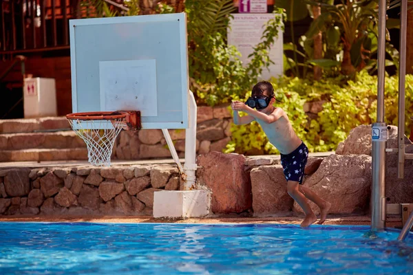 Niño saltando en la piscina — Foto de Stock
