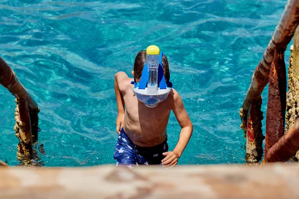 Hombre con máscara de snorkel tuba y snorkel en el mar. Snorkel, natación, vacaciones . — Foto de Stock