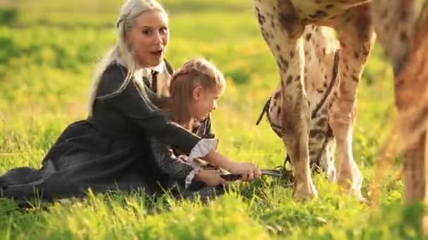 Mãe e filha no campo com um cavalo — Vídeo de Stock