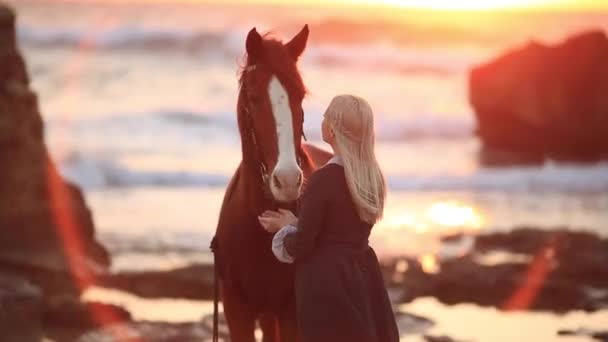 Principessa Abito Vintage Che Cammina Con Cavallo Ragazza Bionda Con — Video Stock