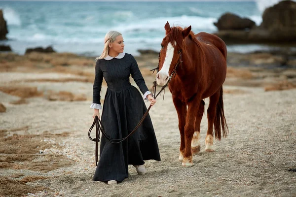 Vacker flicka med häst på seacoast — Stockfoto