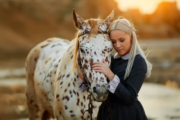 Sensual mujer abrazando caballo en la luz del sol —  Fotos de Stock