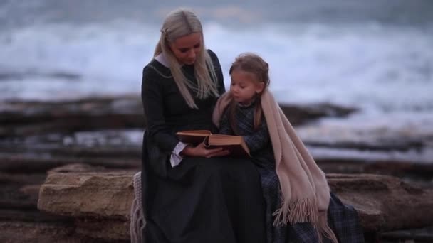 Uitzicht Vanaf Voorkant Van Een Vrouw Een Leesboek Elegante Jurk — Stockvideo