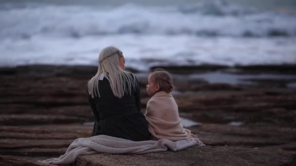 Kobieta z dziewczyna przytulanie na seashore zwolnionym tempie fullhd — Wideo stockowe