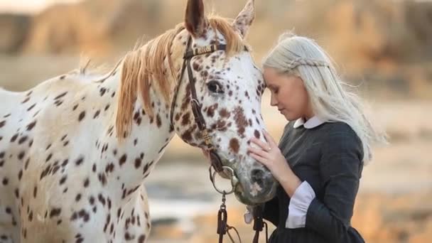 Чувственная женщина, обнимающая лошадь на солнце. полный комплект — стоковое видео