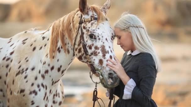 Mujer sensual abrazando a caballo a la luz del sol. full hd cámara lenta — Vídeo de stock