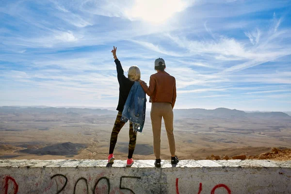 イスラエル、ネゲブ砂漠 1 月 13 日の 2 人の女性の背中、山々 を見渡せるを自分の手で立つ. — ストック写真