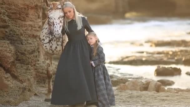 Donna con figlia e cavallo chiazzato — Video Stock