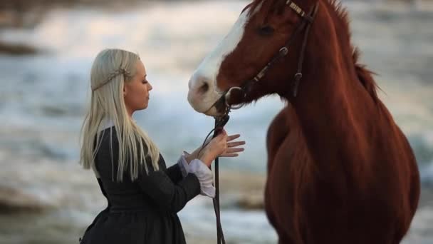 Vacker Blond Kvinna Gammaldags Klänning Omfamna Brun Häst Ett Hav — Stockvideo