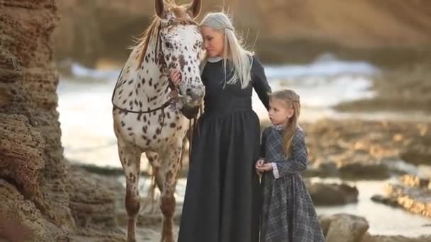 Жінка з дочкою і строкатий кінь повний HD — стокове відео