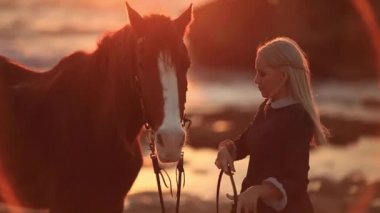 Atlarla terapi Kız atını bakımı