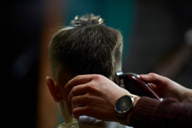 Erkek saç kesimi ile berber dükkanı olarak kesme makinesi