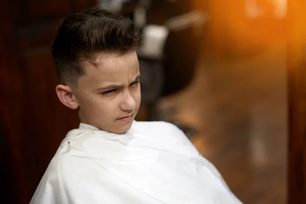 Stylischer Junge beim Friseur — Stockfoto